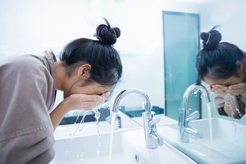 Rửa mặt quá nhiều cũng là nguyên nhân gây tăng tiết bã nhờn trên da