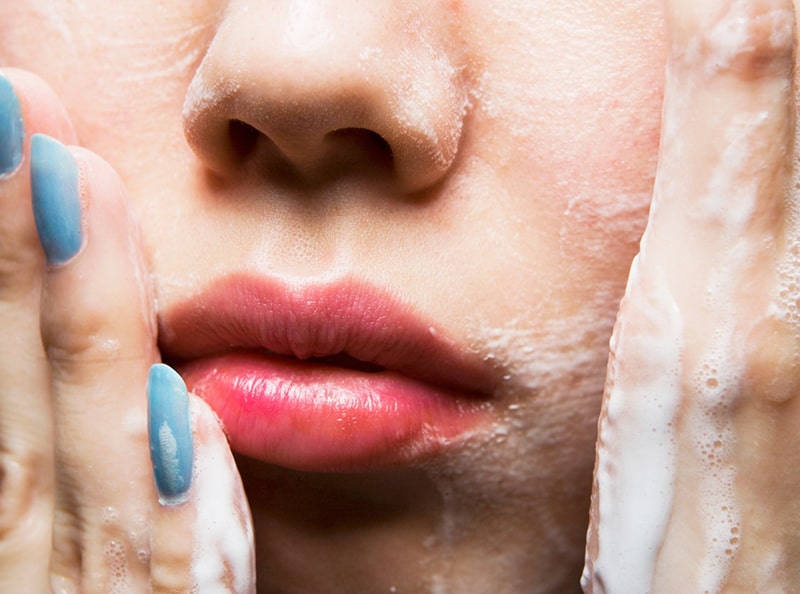 Rửa mặt đúng cách là thói quen để chăm sóc da mụn hiệu quả