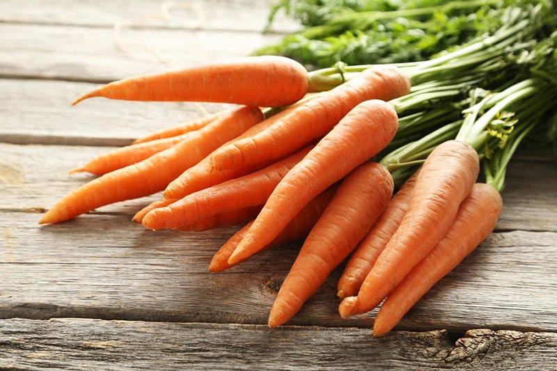 Cà rốt chứa nhiều vitamin A giúp đẩy nhanh quá trình tẩy tế bào chết tự nhiên của da, thông thoáng lỗ chân lông