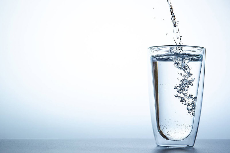Nước và các thực phẩm có lượng nước cao rất tốt cho da khô