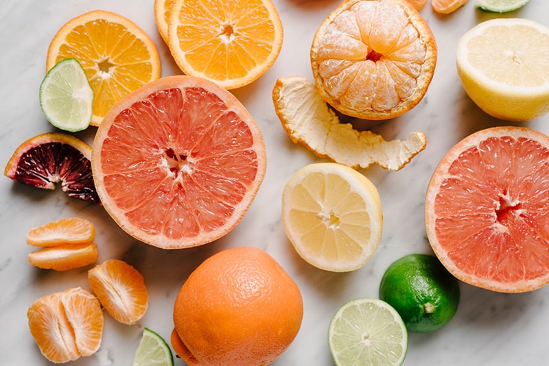 Trái cây họ cam quýt chứa nhiều vitamin A và C cũng như beta carotene, giúp duy trì độ ẩm cho làn da khô