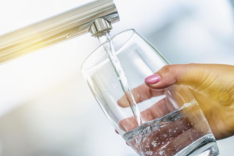 Uống đủ nước giúp ngăn ngừa lão hóa da tuổi 40