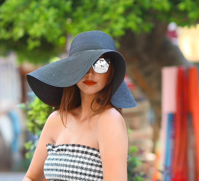 Nên đội nón rộng vành khi đi ra ngoài trời nắng