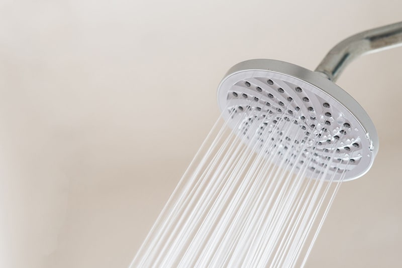 Không tắm nước nóng thường xuyên vào mùa đông để tránh da bị khô