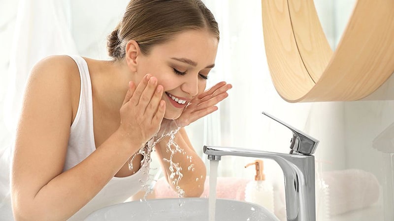 Rửa mặt là một nước rất quan trọng để loại bỏ các bụi bẩn, dầu nhờn