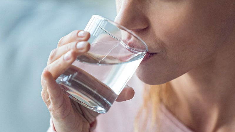 Tuyệt đối không “lười” uống nước khi chăm sóc da tuổi 30