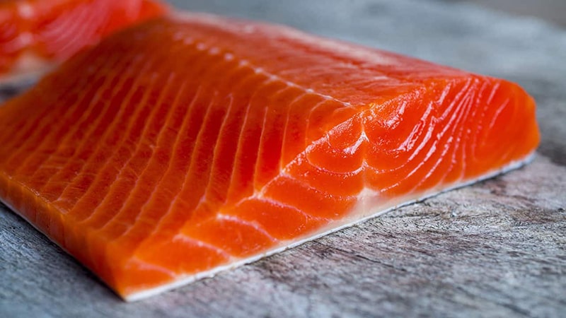 Cá hồi chứa nhiều protein, axit béo giúp da căng mịn, trẻ trung