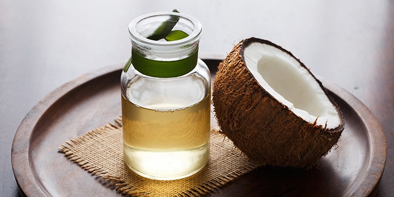 Chứa đầy vitamin E, dầu dừa có thể được sử dụng như một loại kem dưỡng ẩm truyền thống