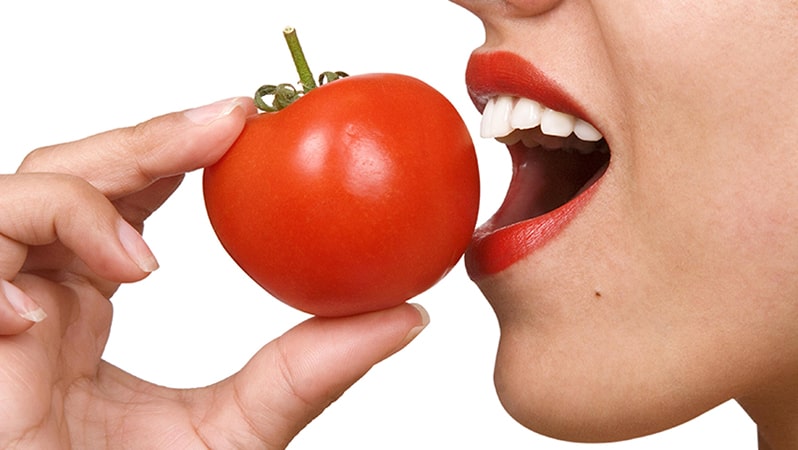 5 Cách làm trắng răng bằng cà chua đơn giản mà rất hiệu quả