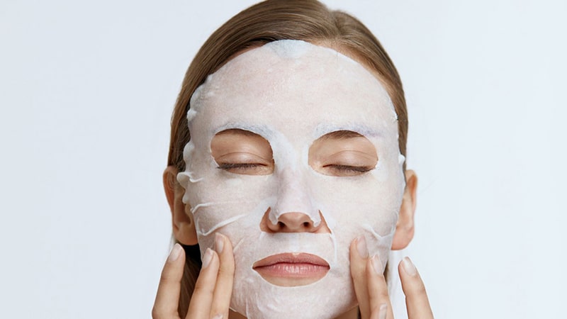 Đắp mặt nạ là một trong các bước dưỡng da không thể thiếu để góp phần nuôi dưỡng làn da khỏe đẹp